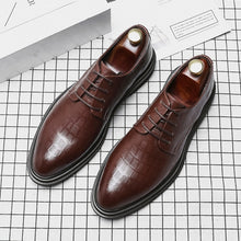 Load image into Gallery viewer, Autumn 2020 men's shoes Plaid printed British business dress casual leather shoes men's plush leather shoes 18562