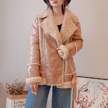 将图片加载到图库查看器，2021 New Real Fur Coats Female Women&#39;s Patchwork Leather Jackets Sheep Shearing Wool Short Overcoats Thick Warm Lapel Outwear
