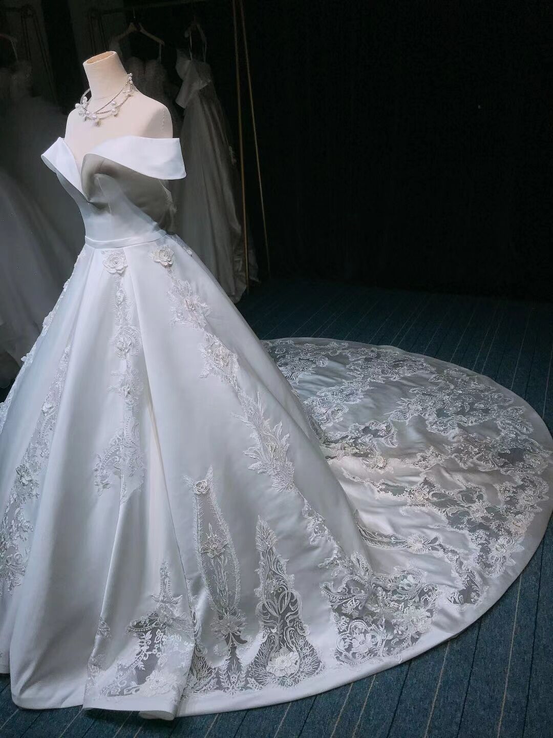 Customized Bespoke Wedding Dress Ruffles Lace Embroidery Off Shoulder Princess Bridal Dress