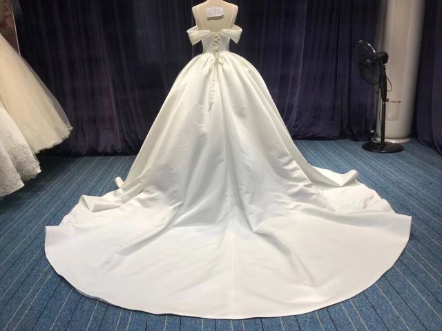 Customized Bespoke Wedding Dress V-Neck Ruffles Satin Embroidery Princess Bridal Dress