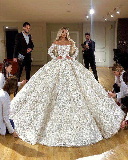 Off Shoulder Full Lace Ball Gown Wedding Dress Luxury Long Sleeves Dubai Wedding Gowns with Feathers Robe De Mariee