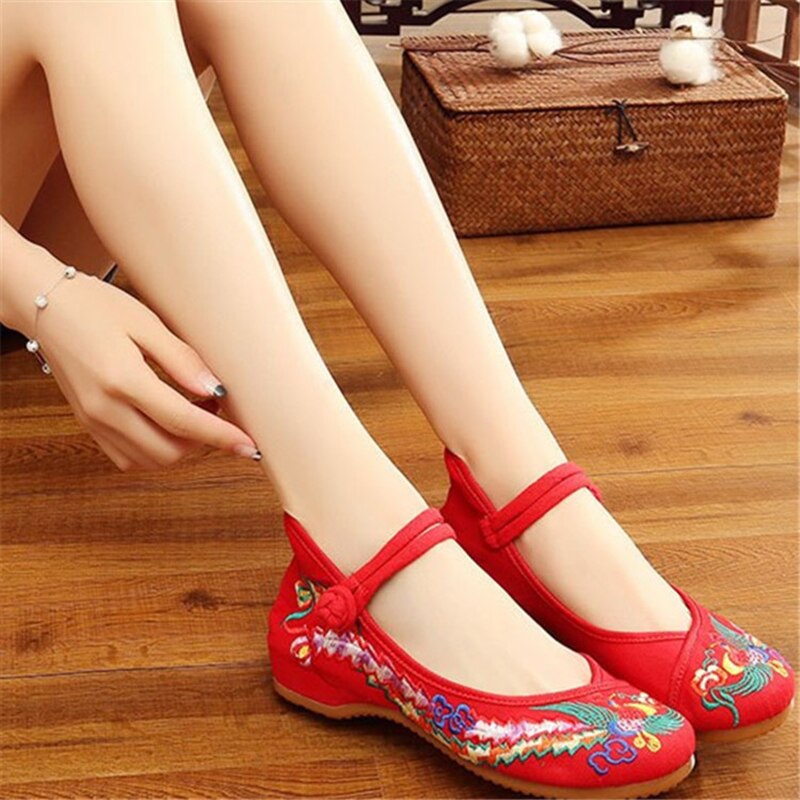 Women's Chinese Embroidery Shoes Spring Summer Sizes 35 41 Woman Flat Shoes Vintage Flowers Women Chinese Old Peking Casual Cloth Dancing Shoes