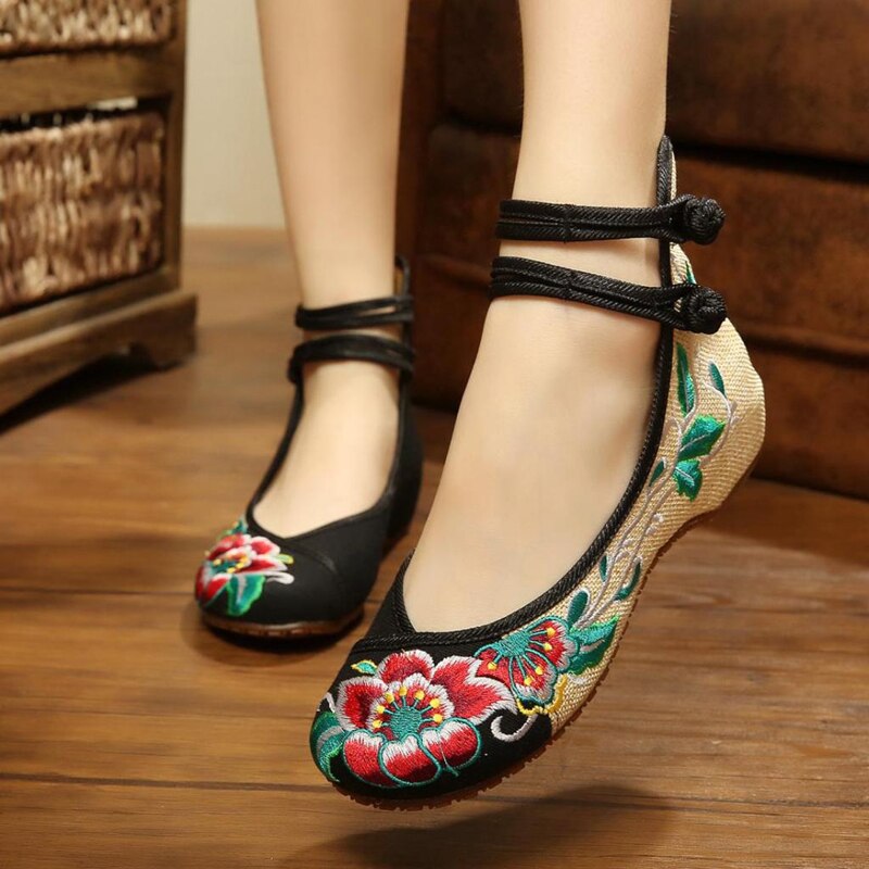 Women's Chinese Embroidery Shoes Spring Summer Sizes 35 41 Woman Flat Shoes Vintage Flowers Women Chinese Old Peking Casual Cloth Dancing Shoes